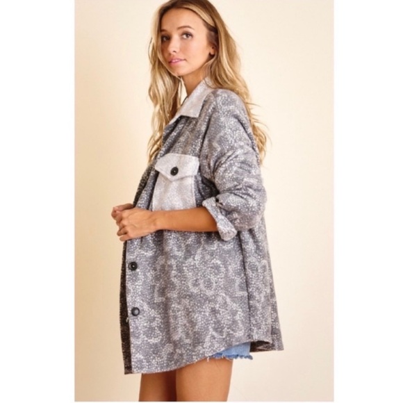 🩶🤍Button Down Jacket/Shacket🤍🩶 - Picture 4 of 6